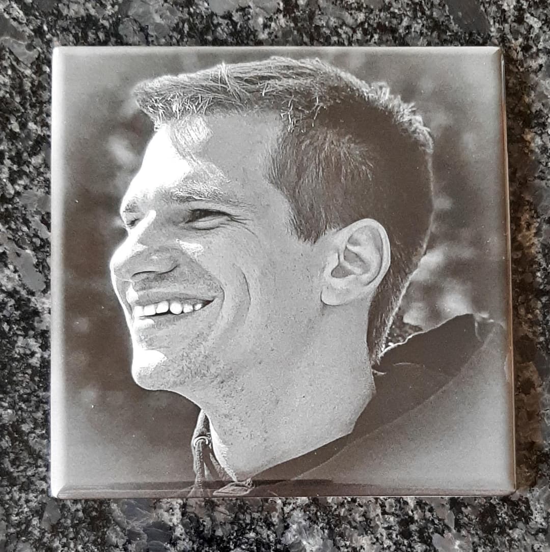Quadratisches Porzellan-Grabfoto mit Porträt auf poliertem Granit